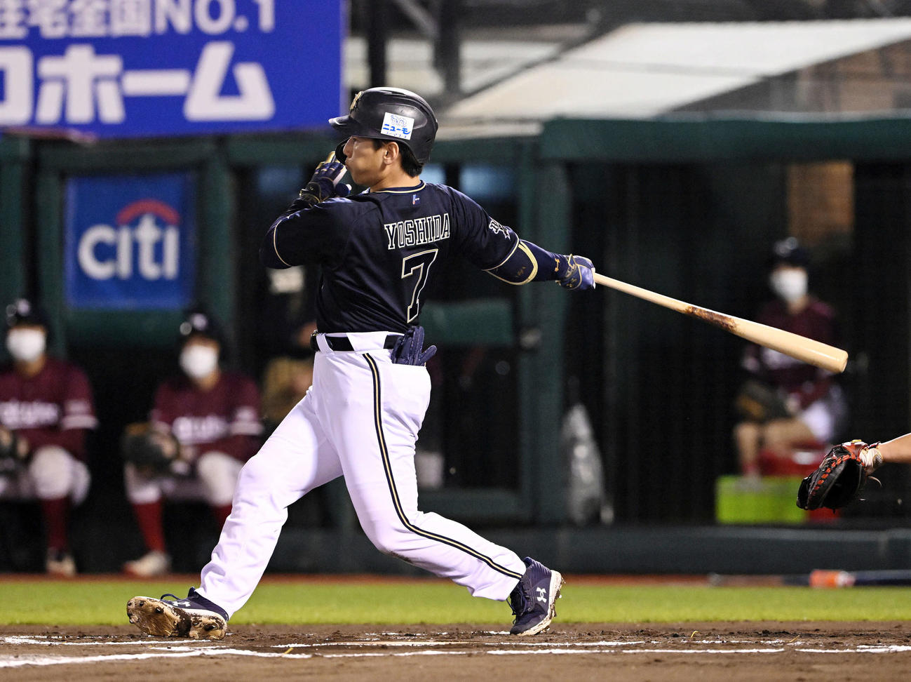 楽天対オリックス　6回表オリックス無死、吉田正は右前打を放つ（撮影・滝沢徹郎）