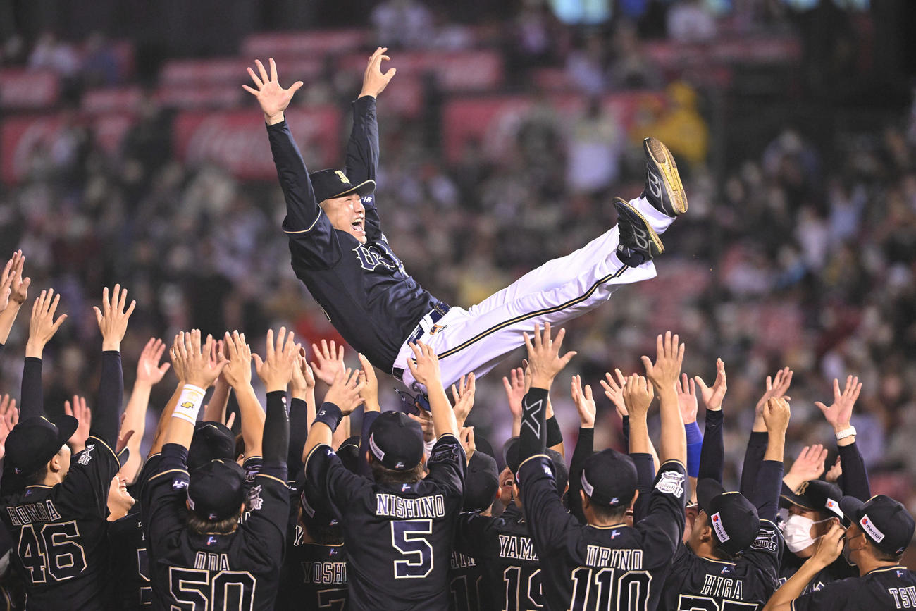 楽天対オリックス　優勝を決め胴上げされるオリックス中嶋監督（撮影・滝沢徹郎）
