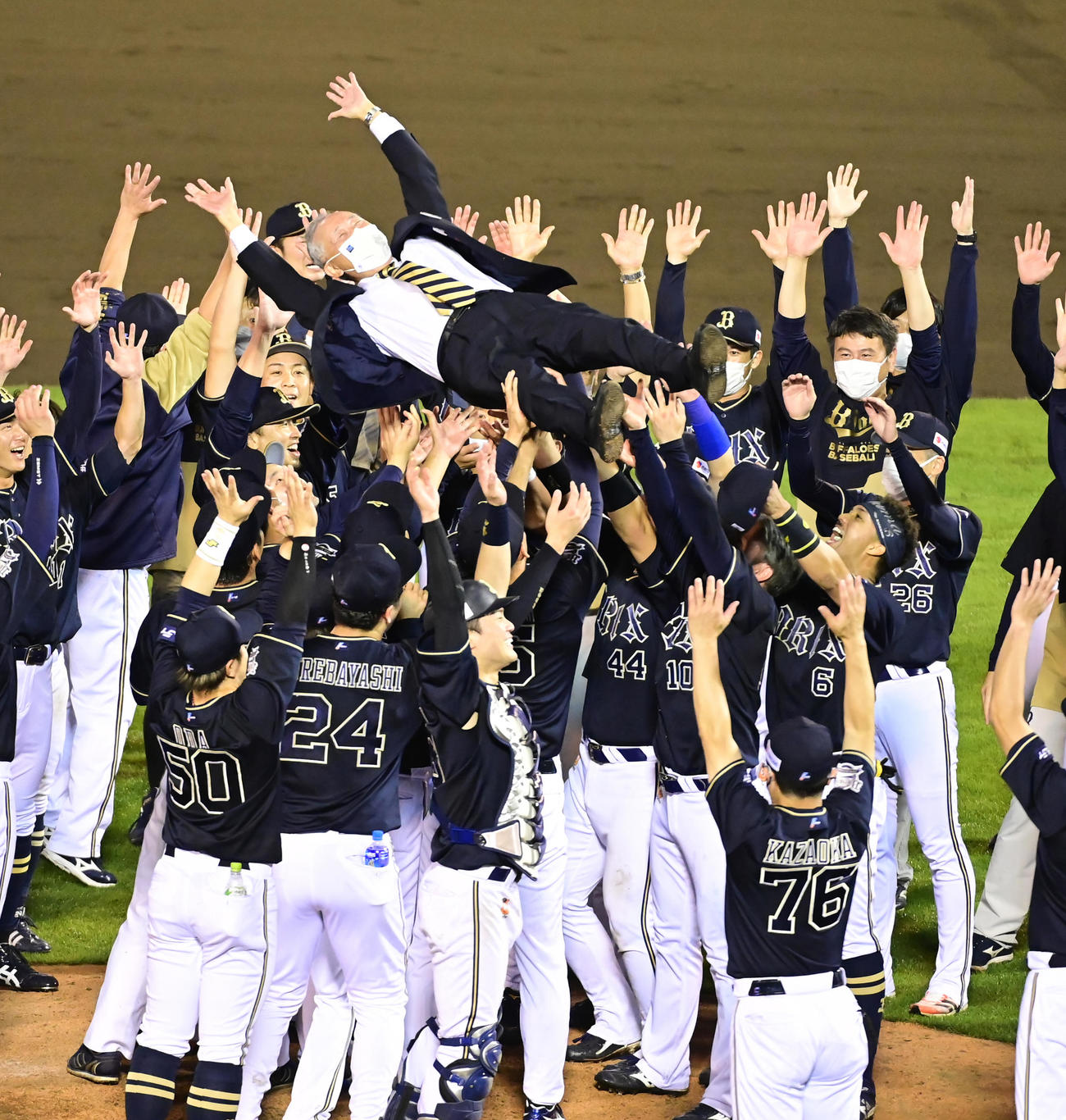 楽天対オリックス　2年連続のパ・リーグ優勝を決めオリックスナインに胴上げされる宮内オーナー（撮影・小沢裕）