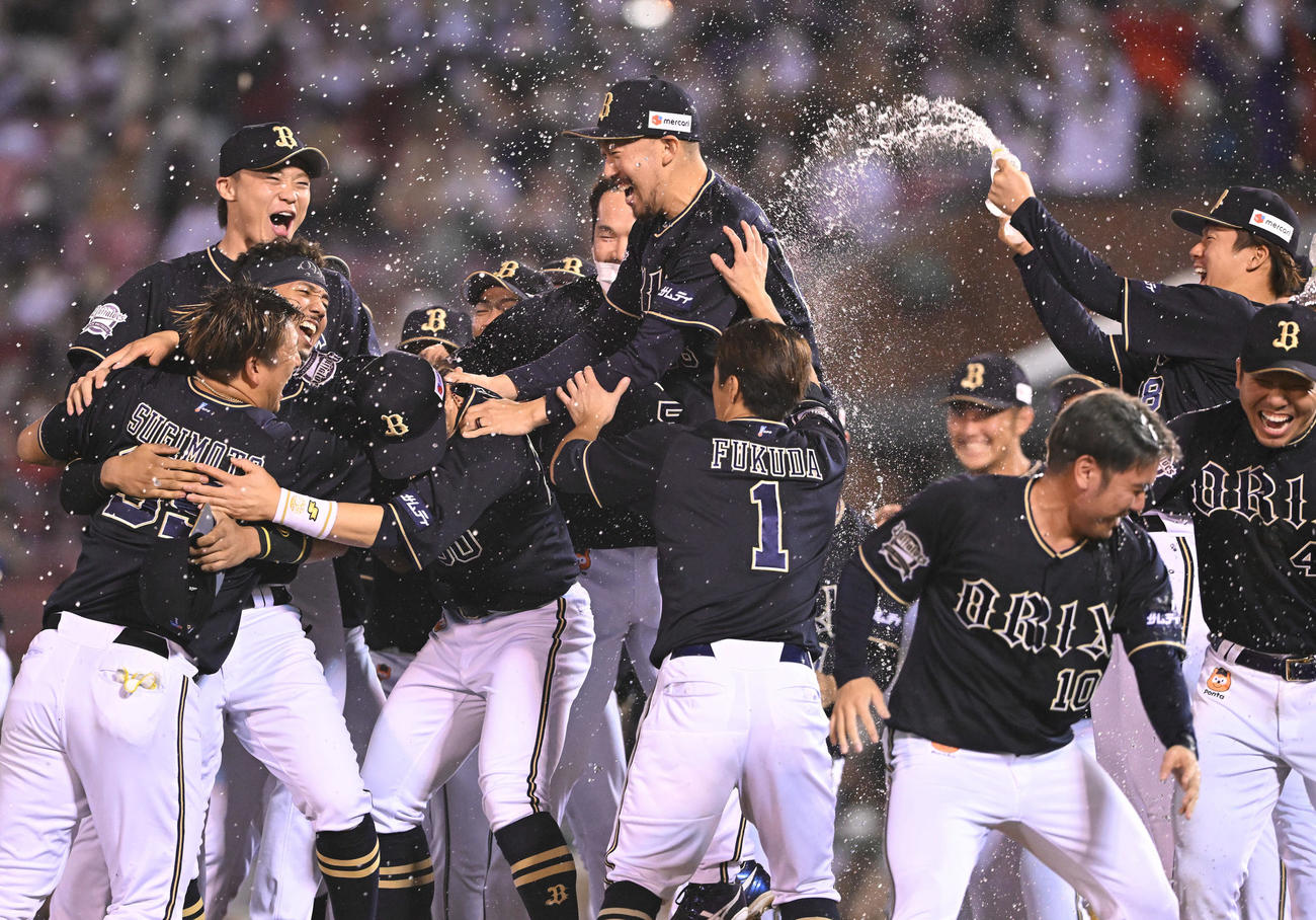 楽天対オリックス　優勝を決めウオーターシャワーで祝福するオリックス山本（右）ら選手たち（撮影・滝沢徹郎）