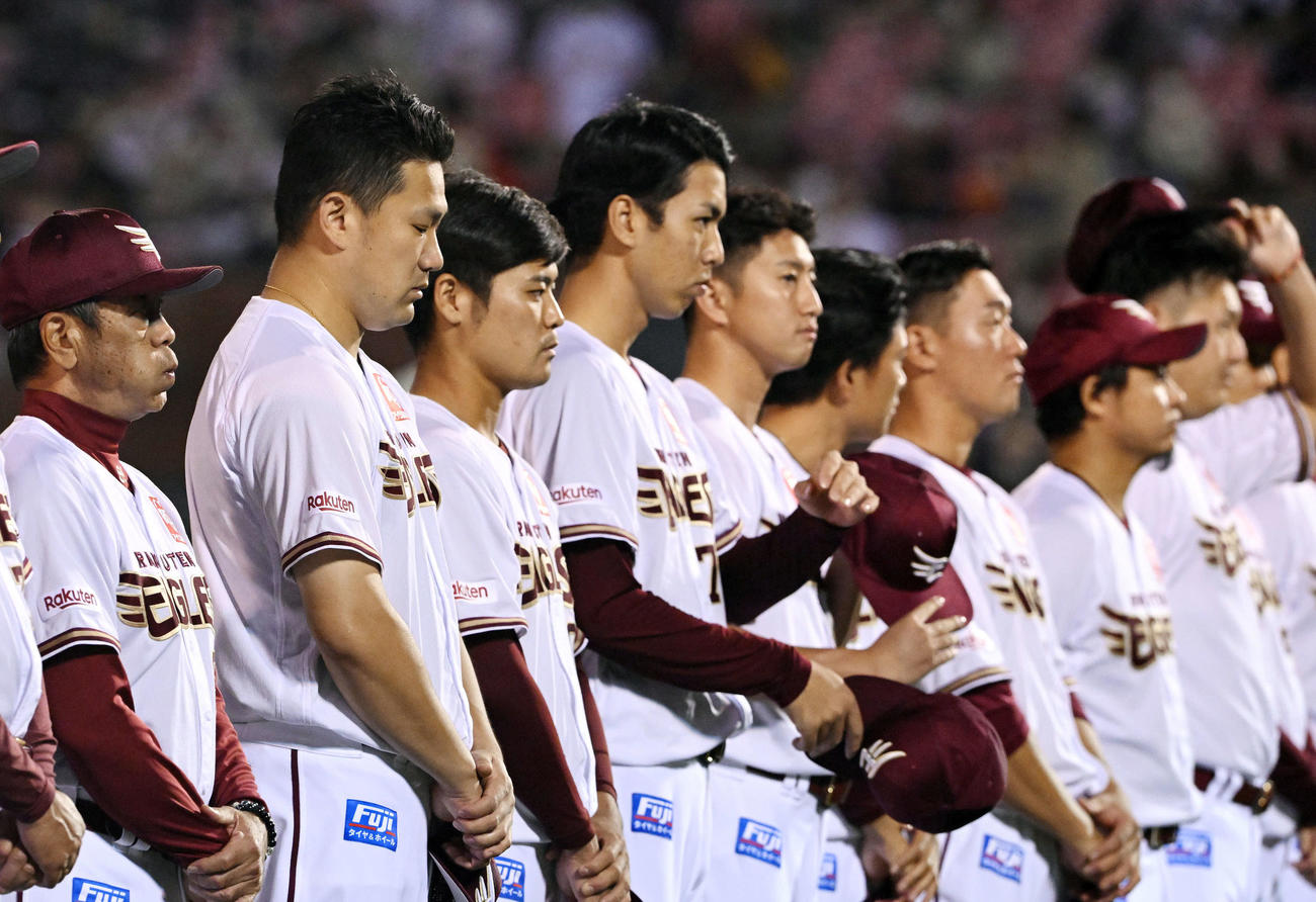 楽天対オリックス　今シーズン最後の試合が終わり、セレモニーに悔しげな表情で臨む楽天田中将（左から2人目）ら選手たち（撮影・滝沢徹郎）