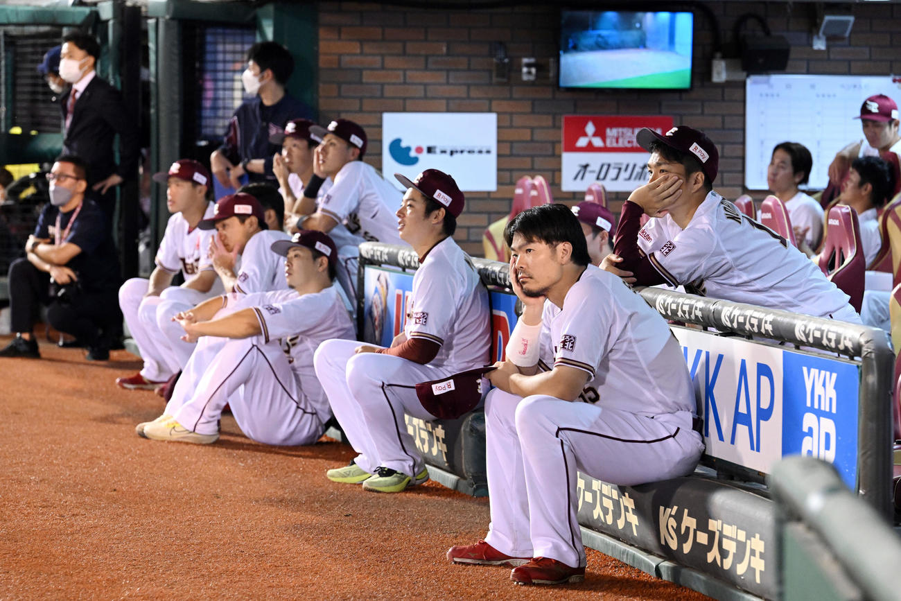 楽天対オリックス　今シーズン最後の試合が終わり、セレモニーの映像をベンチから見つめる楽天島内（手前）、則本（同2人目）ら選手たち（撮影・滝沢徹郎）