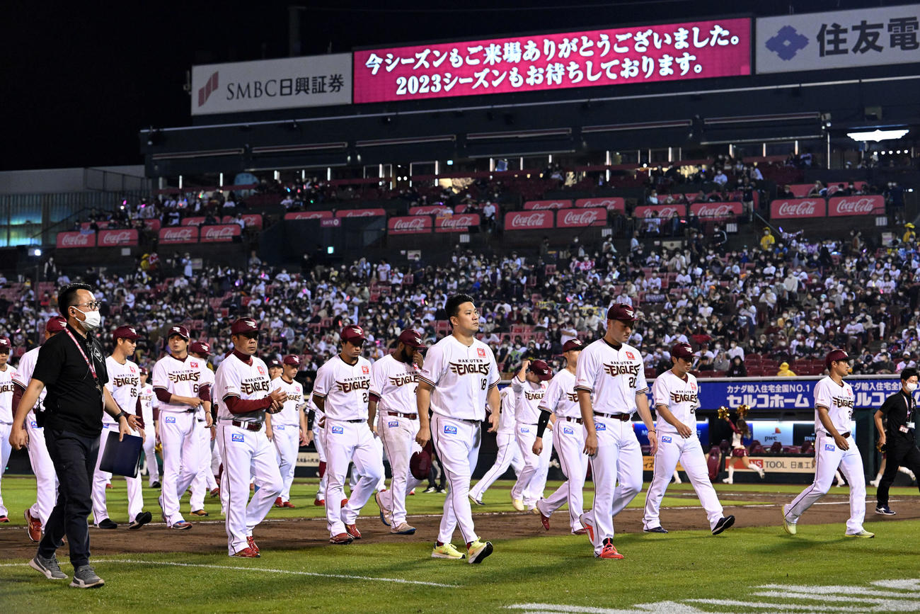 楽天対オリックス　今シーズン最後の試合が終わり場内1周に向かう田中将（手前中央）ら楽天の選手たち（撮影・滝沢徹郎）