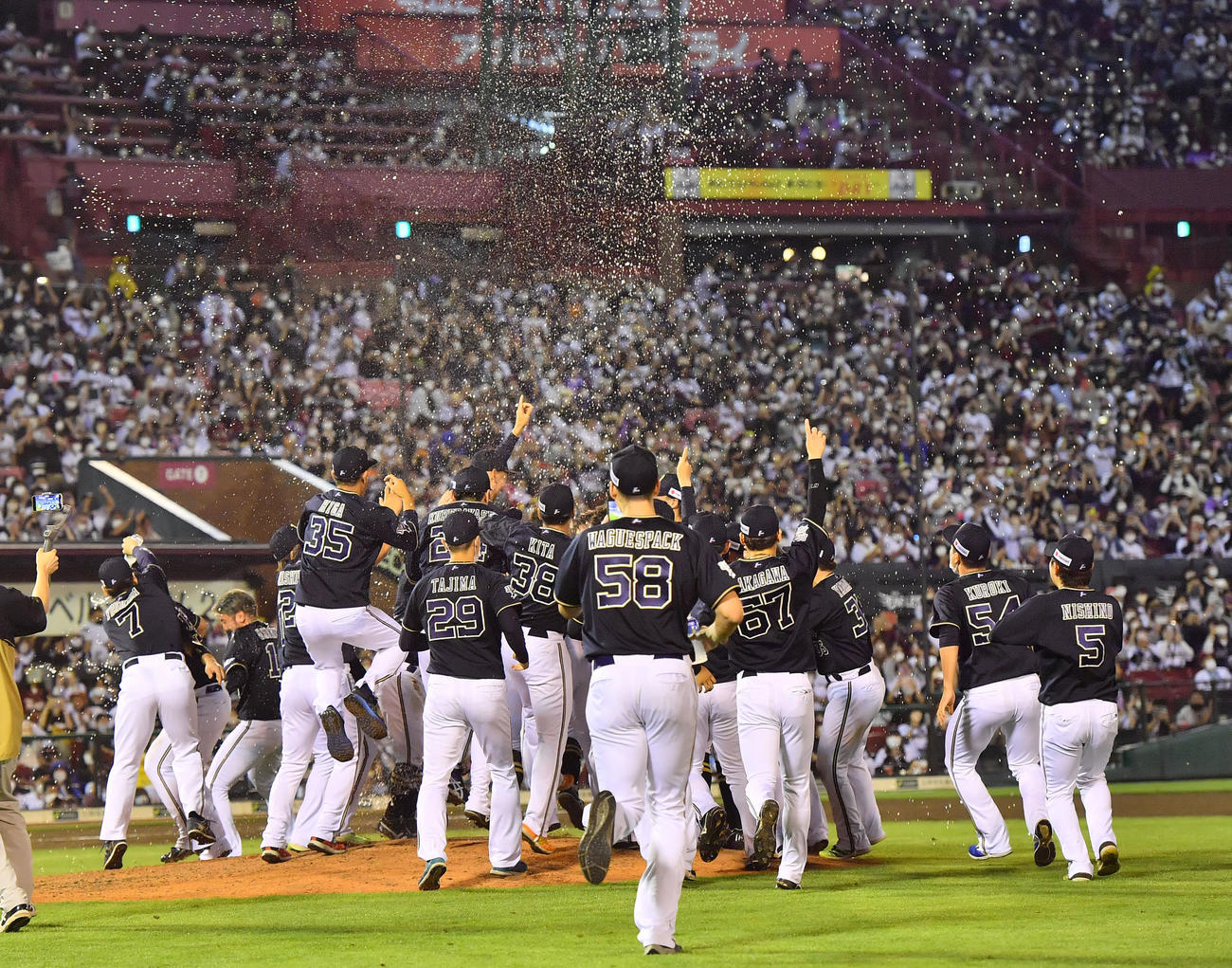 楽天対オリックス　2連覇を達成しマウンドで喜びを爆発させるオリックスナイン（撮影・和賀正仁）