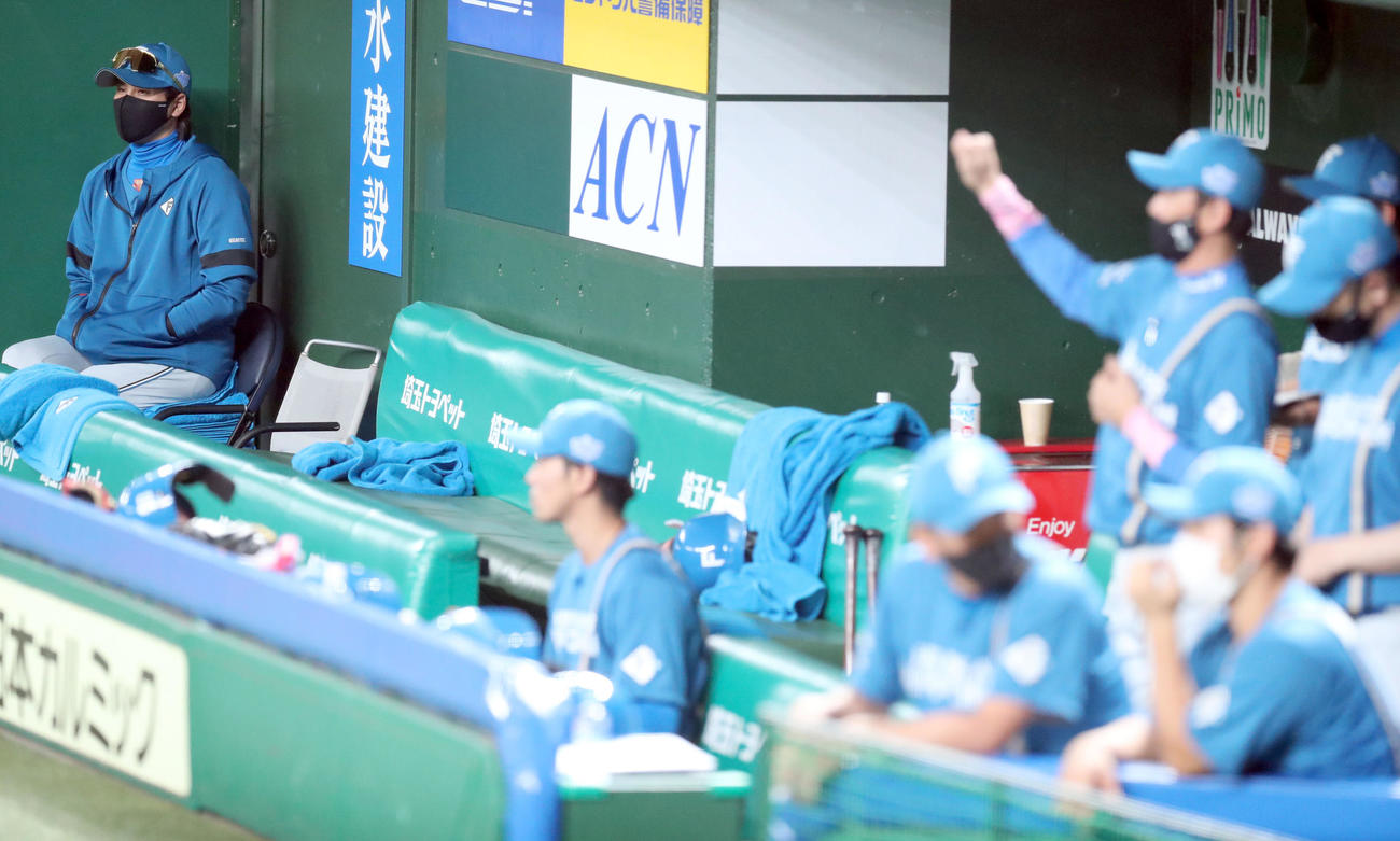 西武対日本ハム　新庄監督（左後方）はベンチの片隅から試合を見つめる（撮影・佐藤翔太）