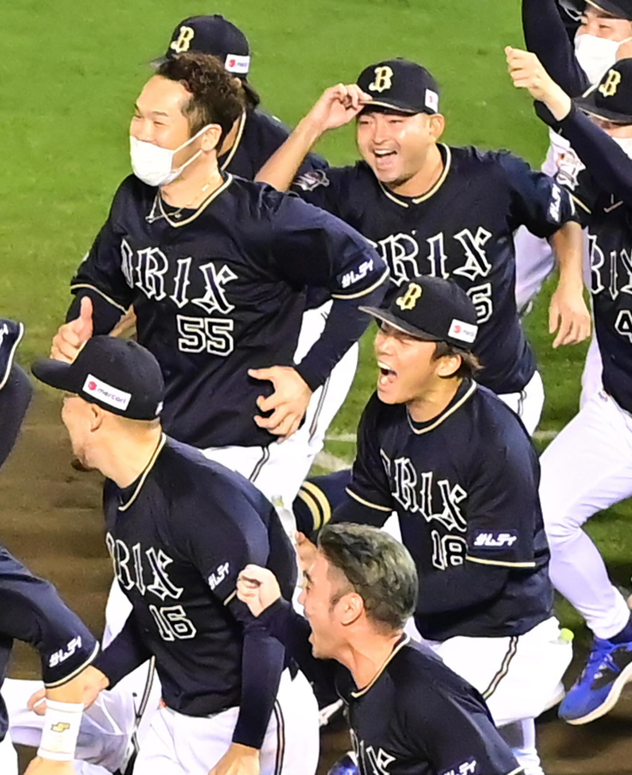 楽天対オリックス　2年連続のパ・リーグ優勝を決め歓喜に沸く山本（右）らオリックスナイン（撮影・小沢裕）