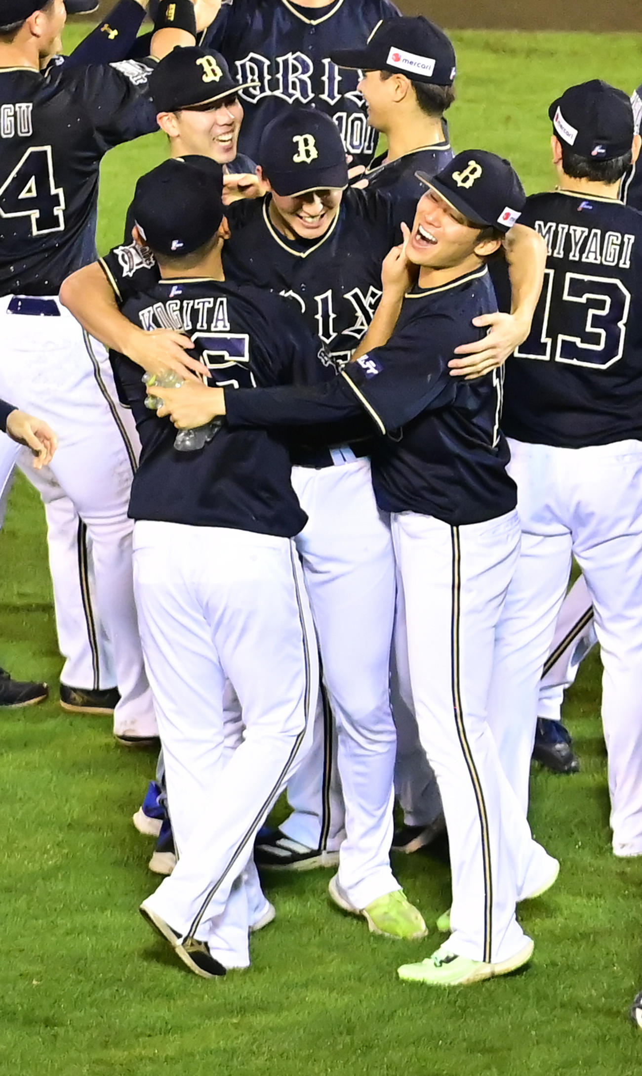 小木田、山崎颯と抱き合って喜ぶ山本（撮影・小沢裕）