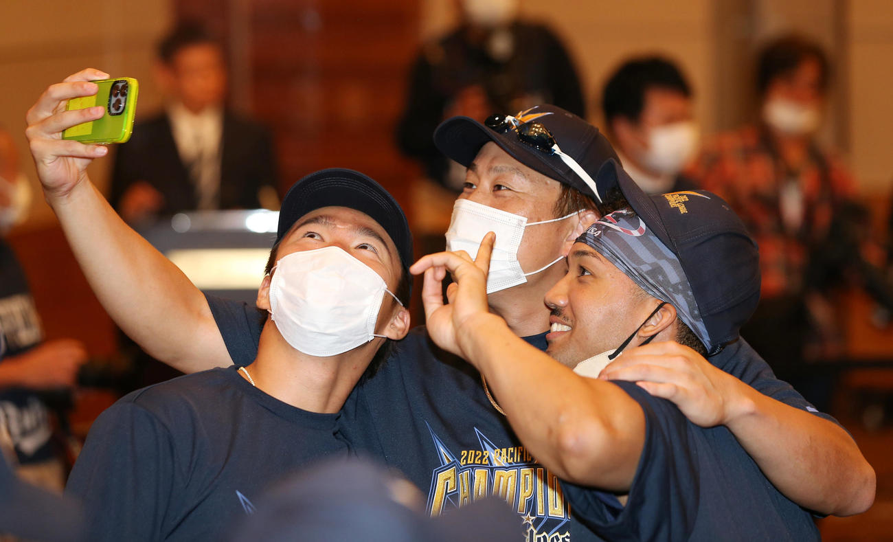祝勝会を前に杉本、宗とスマホで記念撮影する山本由伸（撮影・前田充）