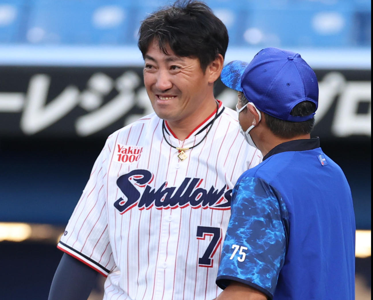 ヤクルト対DeNA　試合前、石井コーチ（右）と話をする内川（撮影・狩俣裕三）