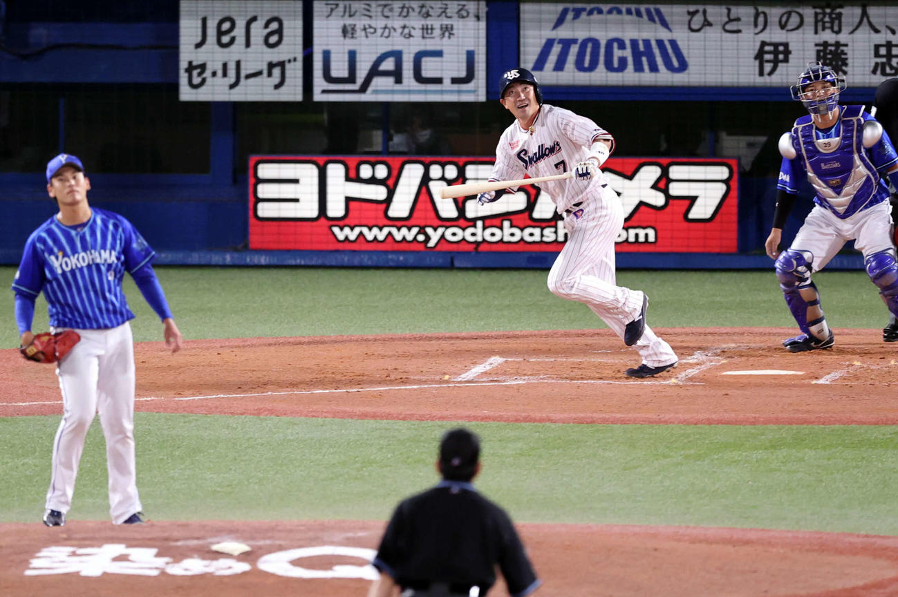 ヤクルト対DeNA 2回表DeNA2死一、三塁、内川は中飛も明るい表情で打球を見つめる。投手坂本（撮影・浅見桂子）