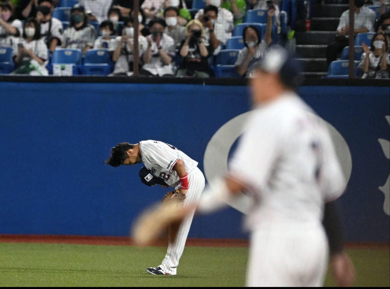 ヤクルト対DeNA　右翼の守備に就く前に一礼するヤクルト坂口（撮影・滝沢徹郎）