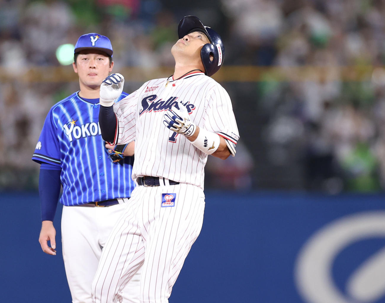 ヤクルト対DeNA 3回裏ヤクルト1死一、二塁、現役最後の打席で適時二塁打を放ち、天を見上げる内川（撮影・狩俣裕三）