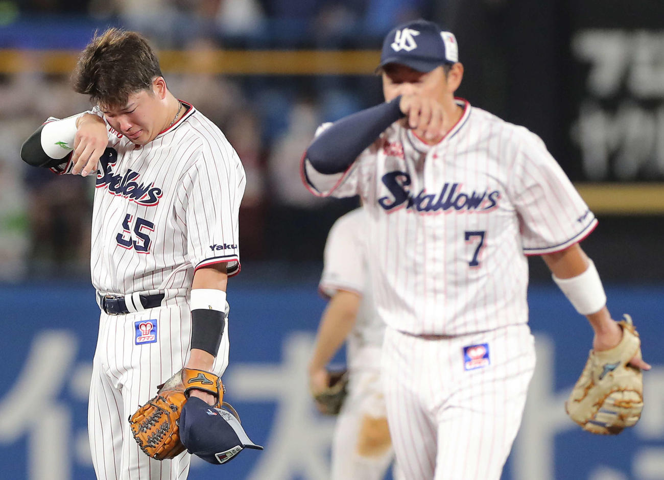 ヤクルト対DeNA 4回表、内川（手前）と坂口が交代となり目に涙を浮かべる村上（撮影・河田真司）
