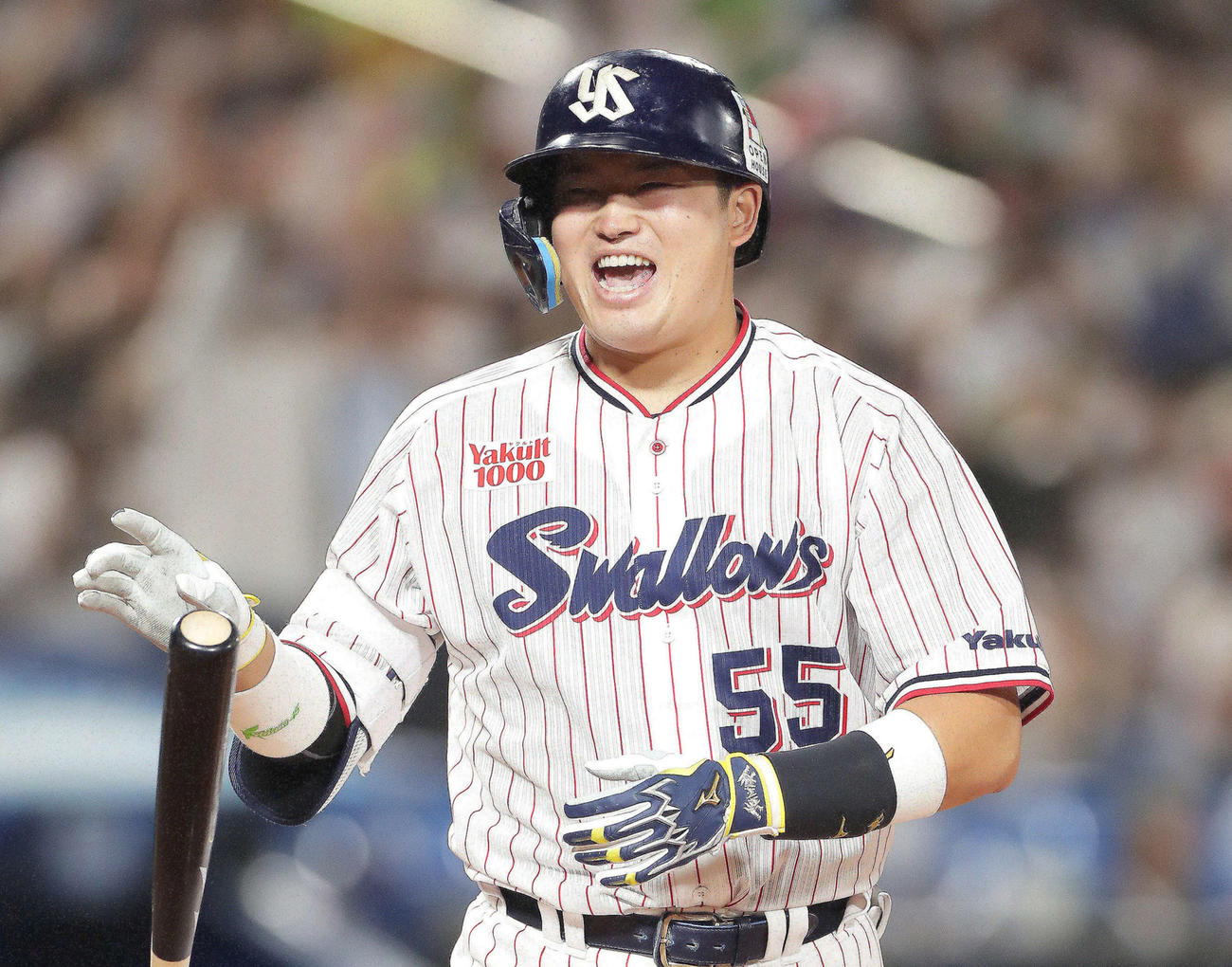 ヤクルト対DeNA 7回裏ヤクルト無死、右越えに56号となソロ本塁打を放ち、ベンチに向かい満面の笑顔を見せる村上（撮影・河田真司）