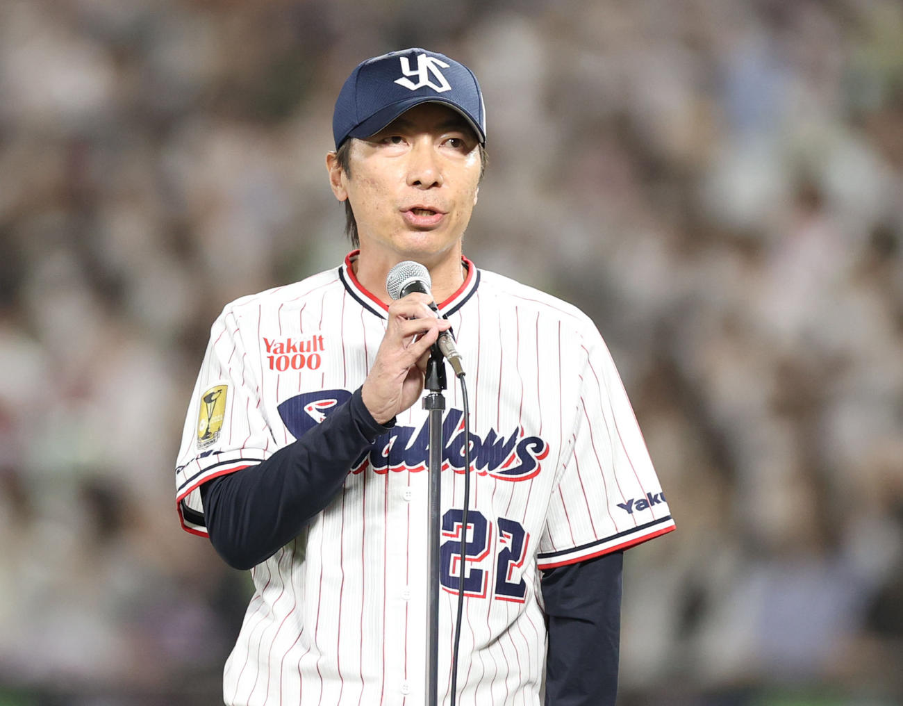 ヤクルト対DeNA　試合後、シーズン終了のあいさつをする高津監督（撮影・狩俣裕三）