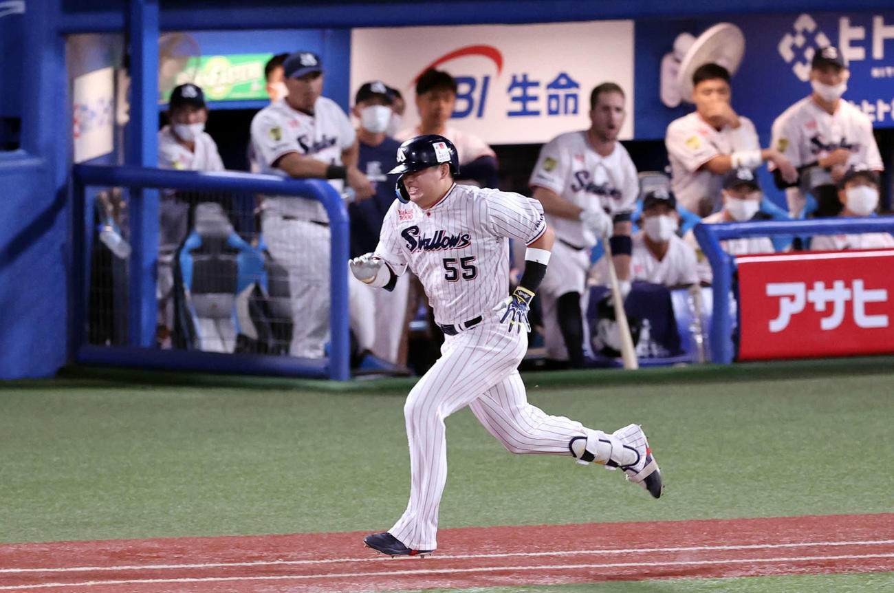ヤクルト対DeNA 1回裏ヤクルト1死一、二塁、村上は二塁ゴロも必死に走る（撮影・浅見桂子）