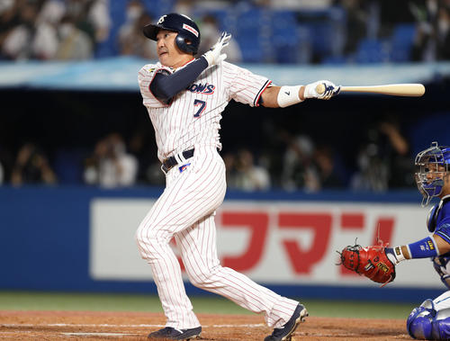 ヤクルト対DeNA 3回裏ヤクルト1死一、二塁、左翼線に適時二塁打を放つ内川(撮影・狩俣裕三)