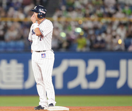 ヤクルト対DeNA 3回裏ヤクルト1死一、二塁、左越え同点適時二塁打を放ち目に涙を浮かべる内川(撮影・河田真司)