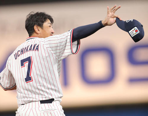 ヤクルト対DeNA 3回裏を終え、観客に手を振利ながら守備位置につく内川(撮影・河田真司)