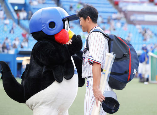 ヤクルト対DeNA 試合前、つば九郎と握手を交わすヤクルト内川(撮影・河田真司)