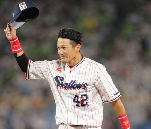 ヤクルト対DeNA 4回表、選手交代となり、観客席の声援に応えながらベンチに下がる坂口(撮影・河田真司)