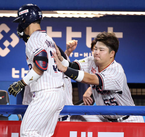 ヤクルト対DeNA 6回裏ヤクルト無死、ソロ本塁打を放った内山壮の背中をあやかりたいとさする村上(撮影・狩俣裕三)
