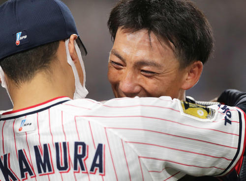 ヤクルト対DeNA 9回表、守備交代でベンチに戻り中村(左)と抱き合う嶋(撮影・河田真司)