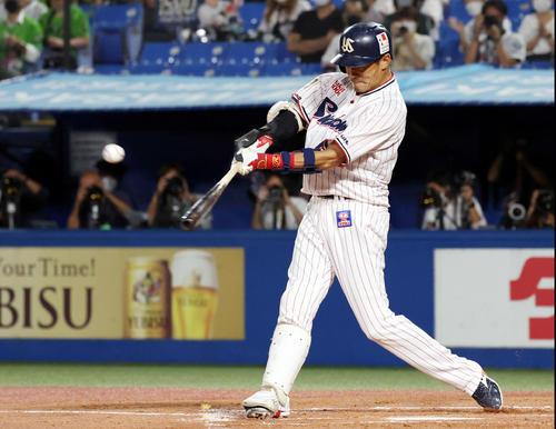 ヤクルト対DeNA 1回裏ヤクルト1死、左前打を放つ坂口(撮影・狩俣裕三)