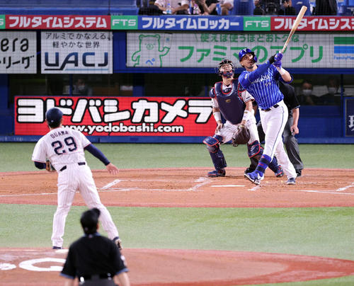 ヤクルト対DeNA 2回表DeNA無死一塁、ソトは2点先制本塁打を放つ。投手小川(撮影・浅見桂子)