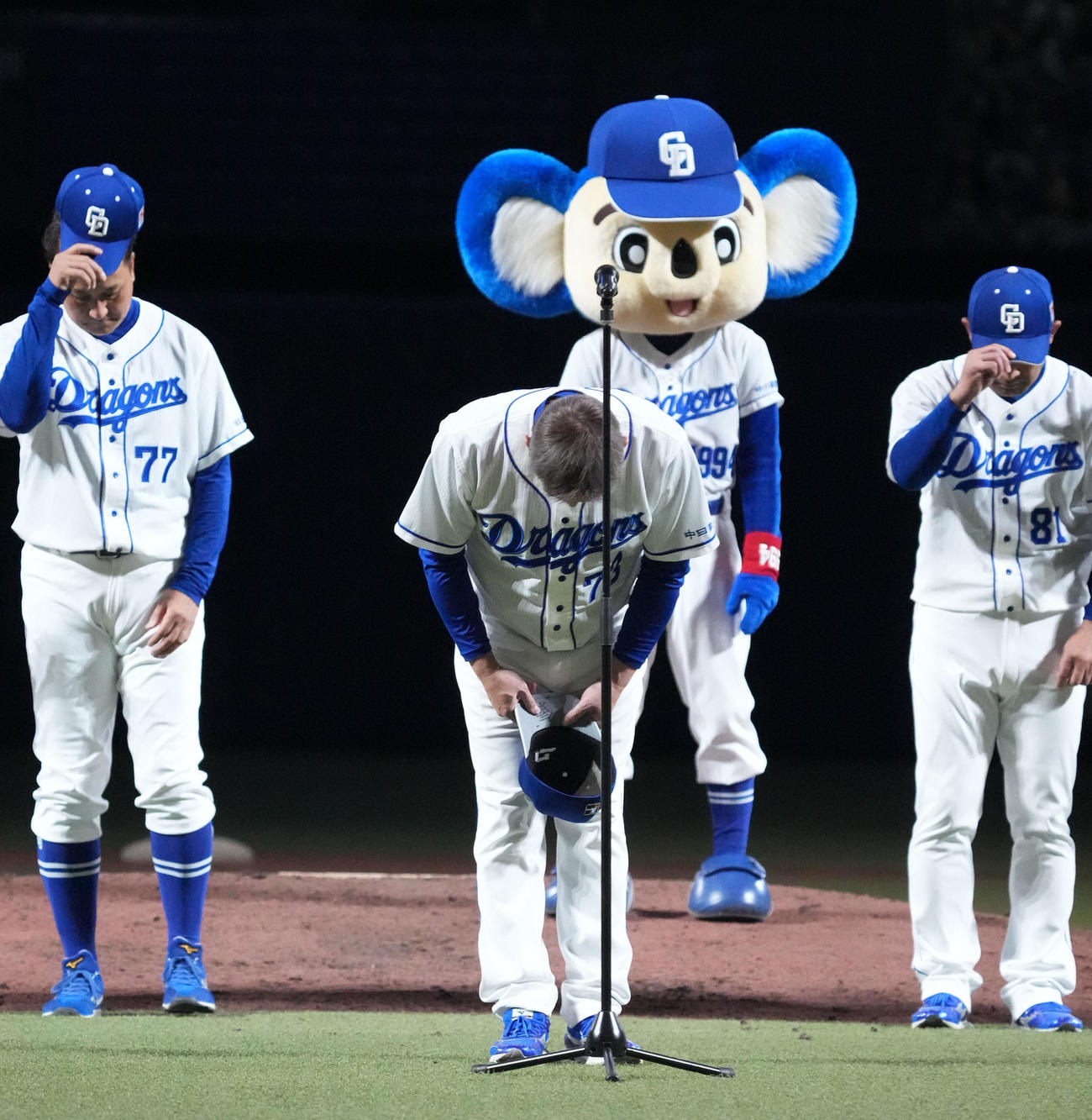 中日対巨人　試合後、本拠地最終戦セレモニーで一礼する立浪監督（手前）（2022年9月25日撮影）