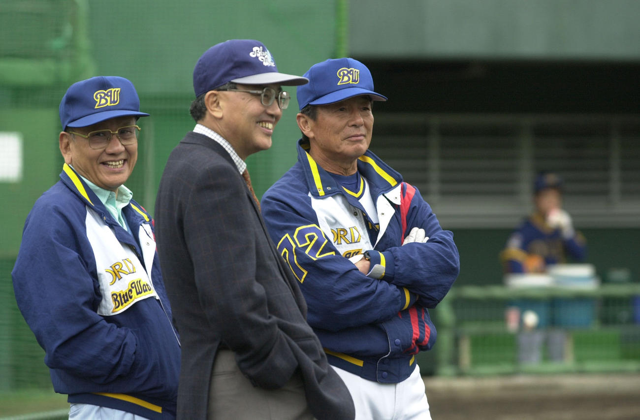 00年春季キャンプで笑顔の（左から）井箟代表、宮内オーナー、仰木監督