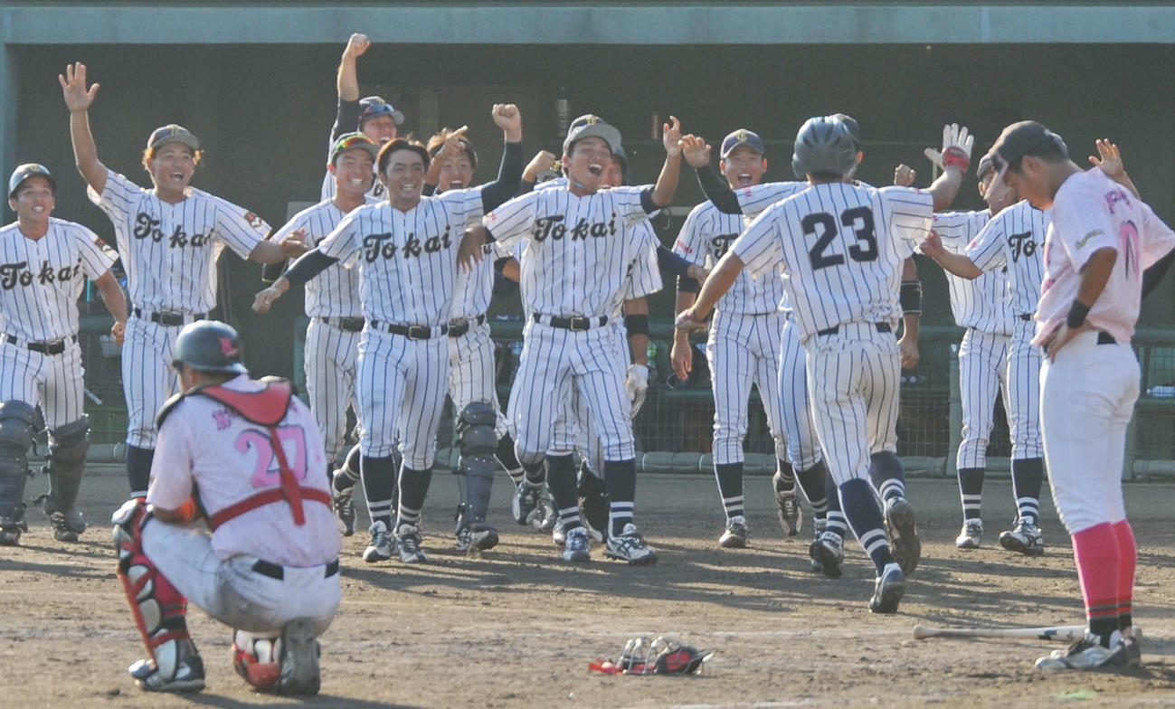 サヨナラ勝ちで喜ぶ東海大静岡ナイン（後方）　