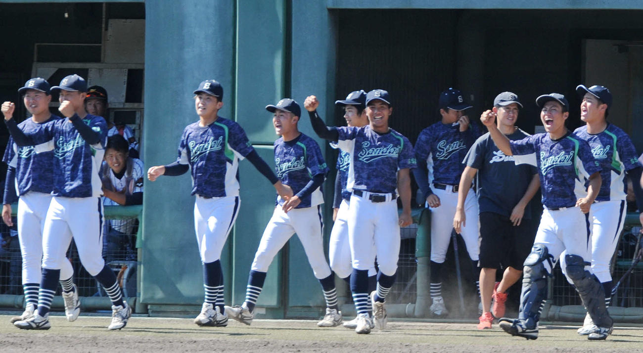 静岡大を下し、笑顔でベンチから出る静岡産大ナイン