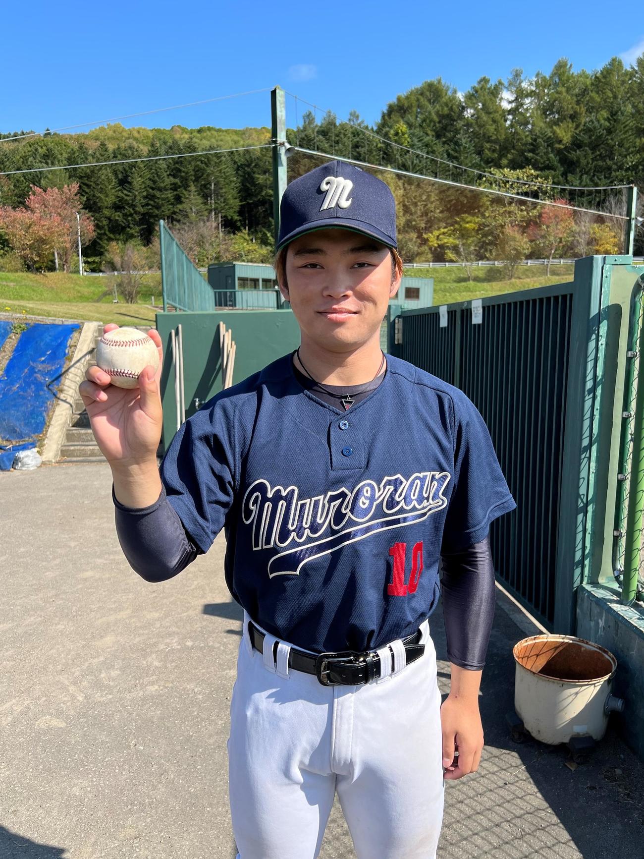 ウイニングボールを手に笑顔を見せる室蘭工大・大野主将（撮影・石井翔太）