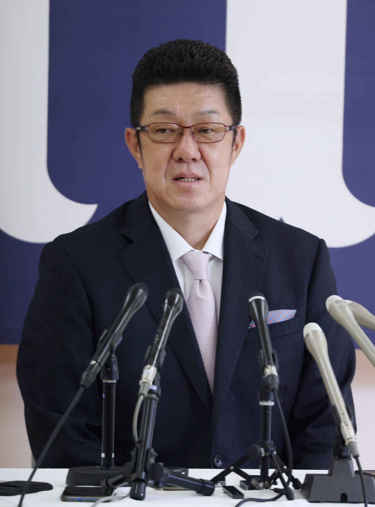 辞任会見を行う広島佐々岡真司監督（撮影・加藤孝規）