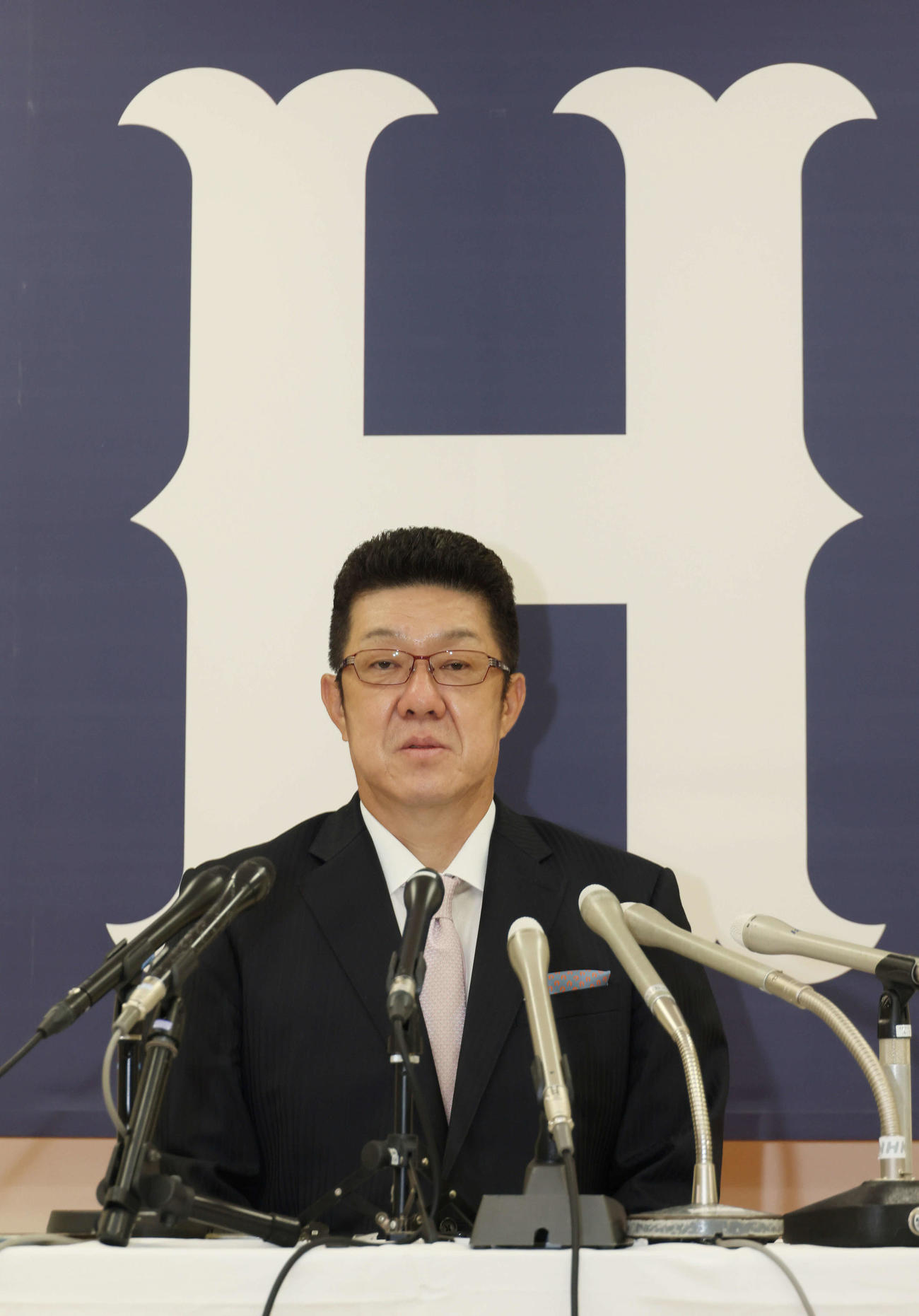 辞任会見を行う広島佐々岡真司監督（撮影・加藤孝規）