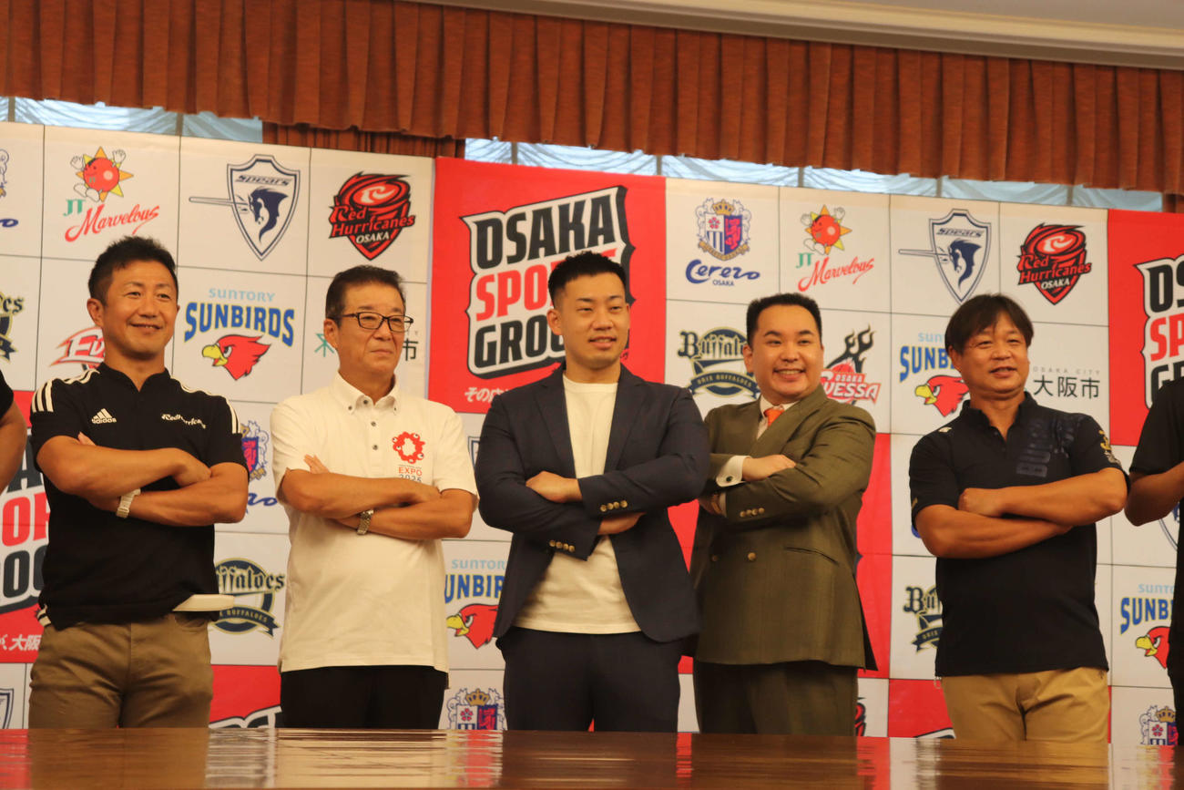 大阪市のスポーツ応援事業「OSAKA SPORTS GROOVE」に出席した、（左から）ラグビーNTTドコモレッドハリケーンズ大阪の高野一成GM、松井一郎大阪市長、ミルクボーイの駒場孝と内海崇、オリックス・バファローズ　バファローズJr.小川博文監督