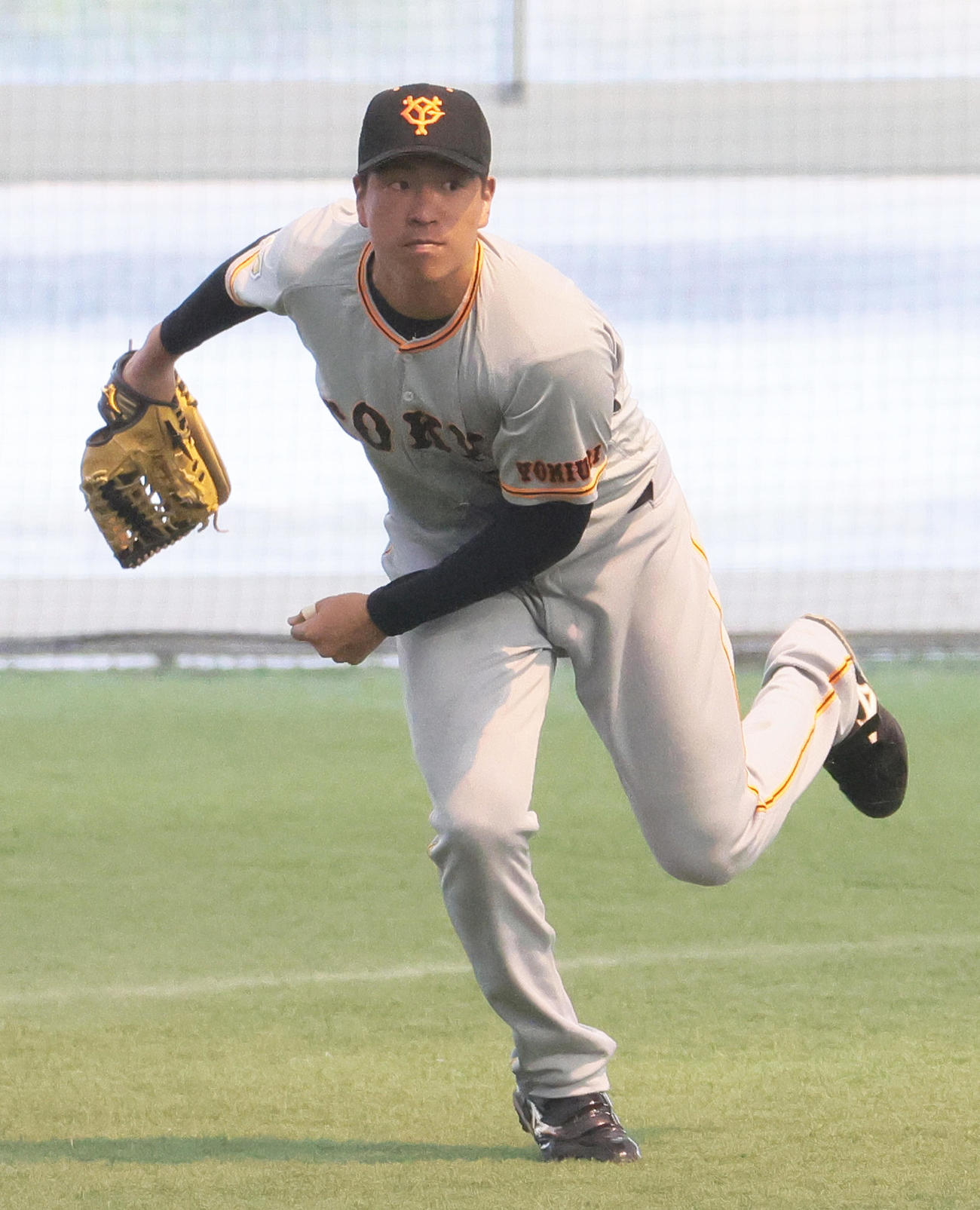 シートノックを受ける巨人伊藤海（2021年2月14日撮影）