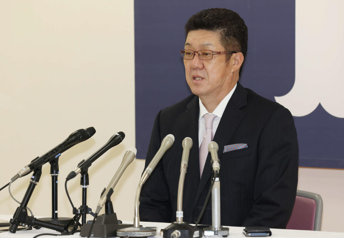 辞任会見を行う広島佐々岡真司監督（撮影・加藤孝規））
