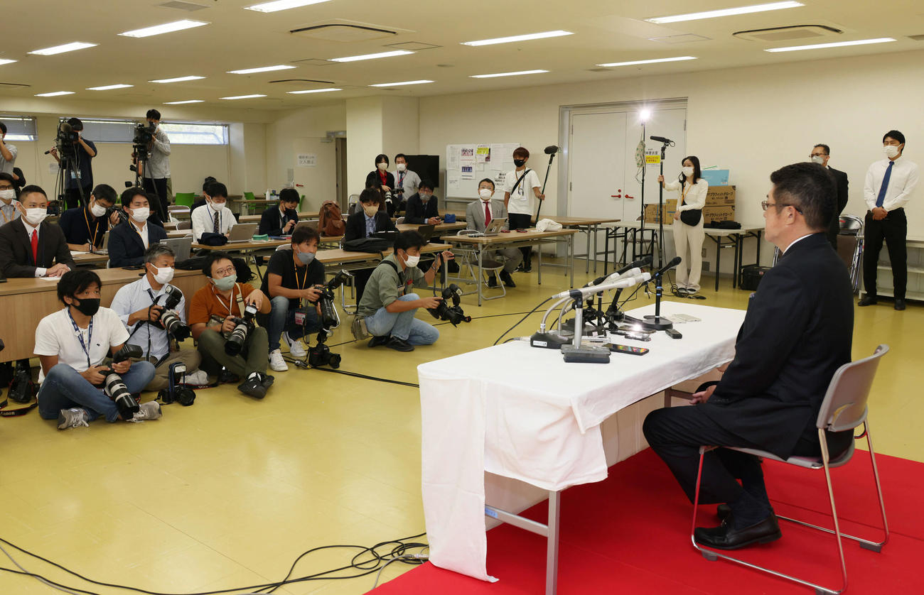 辞任会見を行う広島佐々岡監督（撮影・加藤孝規））