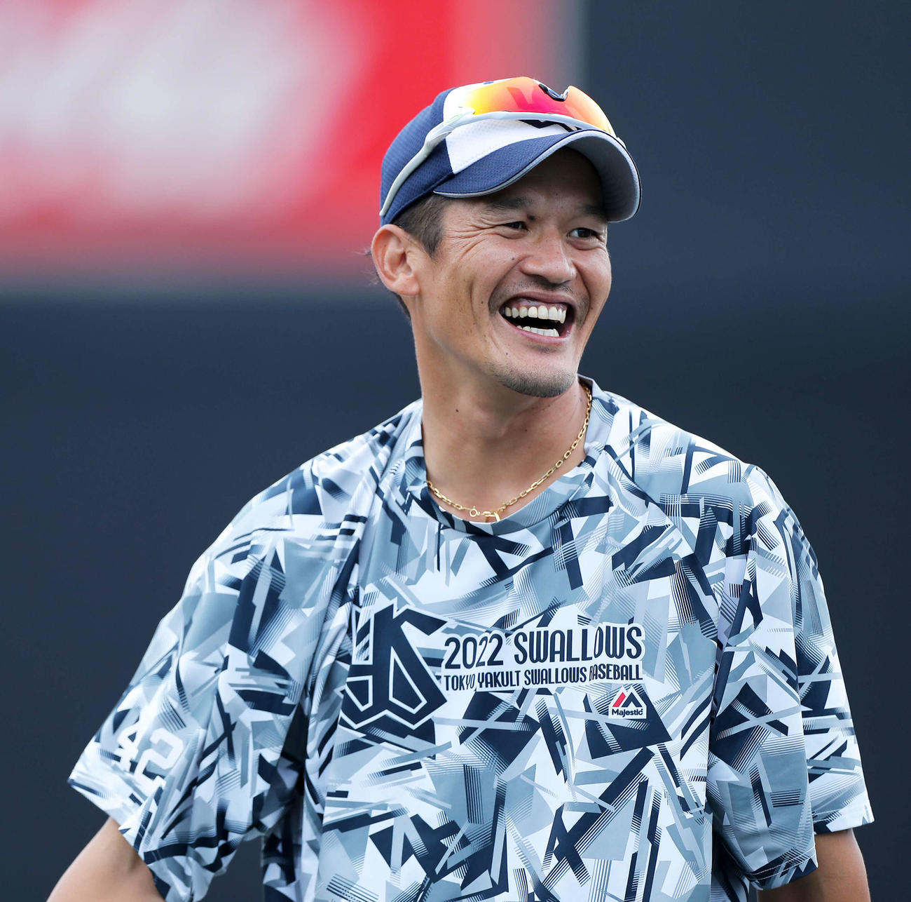 ヤクルト対DeNA　試合前、笑顔でキャッチボールするヤクルト坂口（撮影・河田真司）