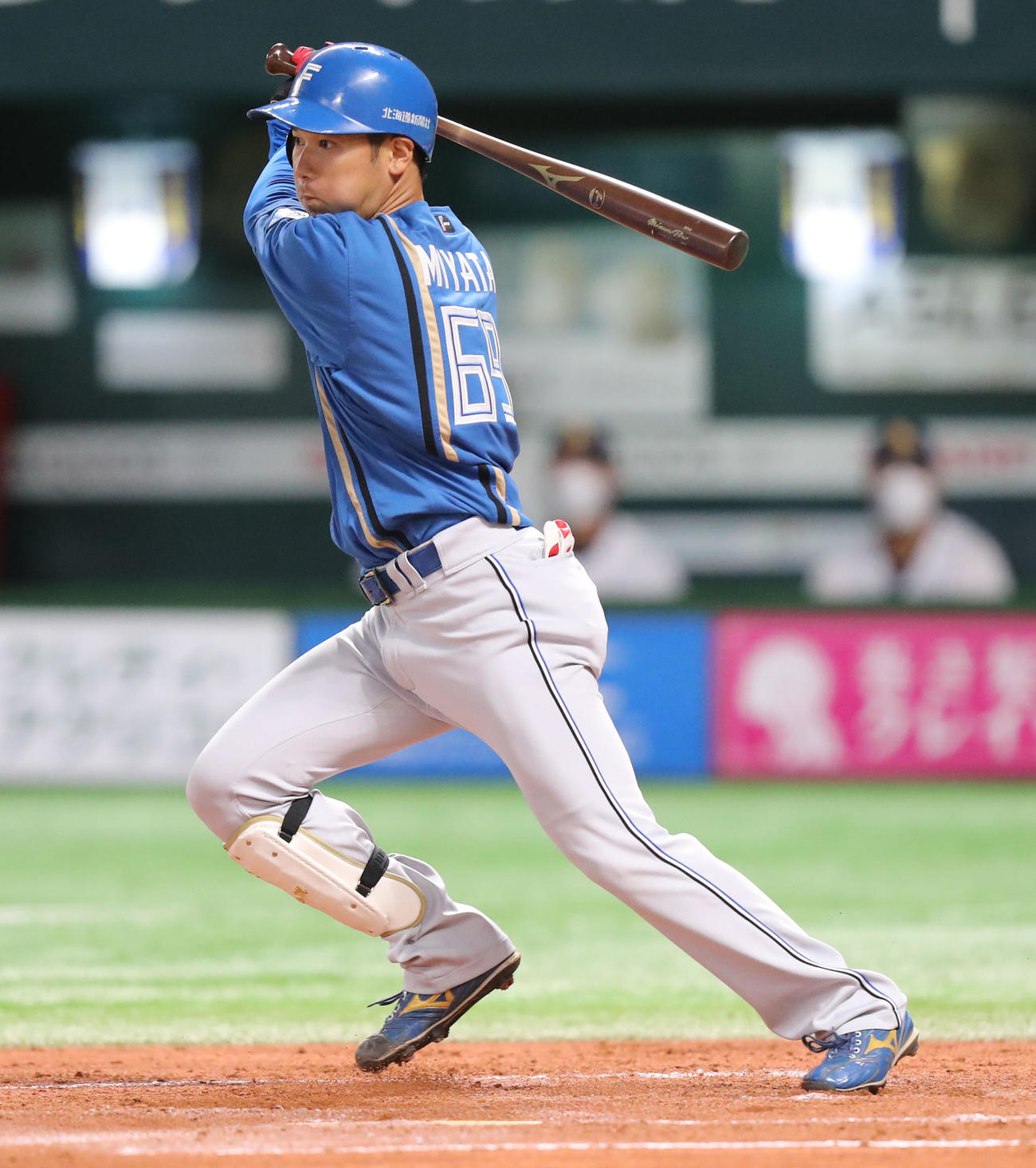 ソフトバンク対日本ハム　プロ初安打を放つ宮田（2022年7月8日撮影）