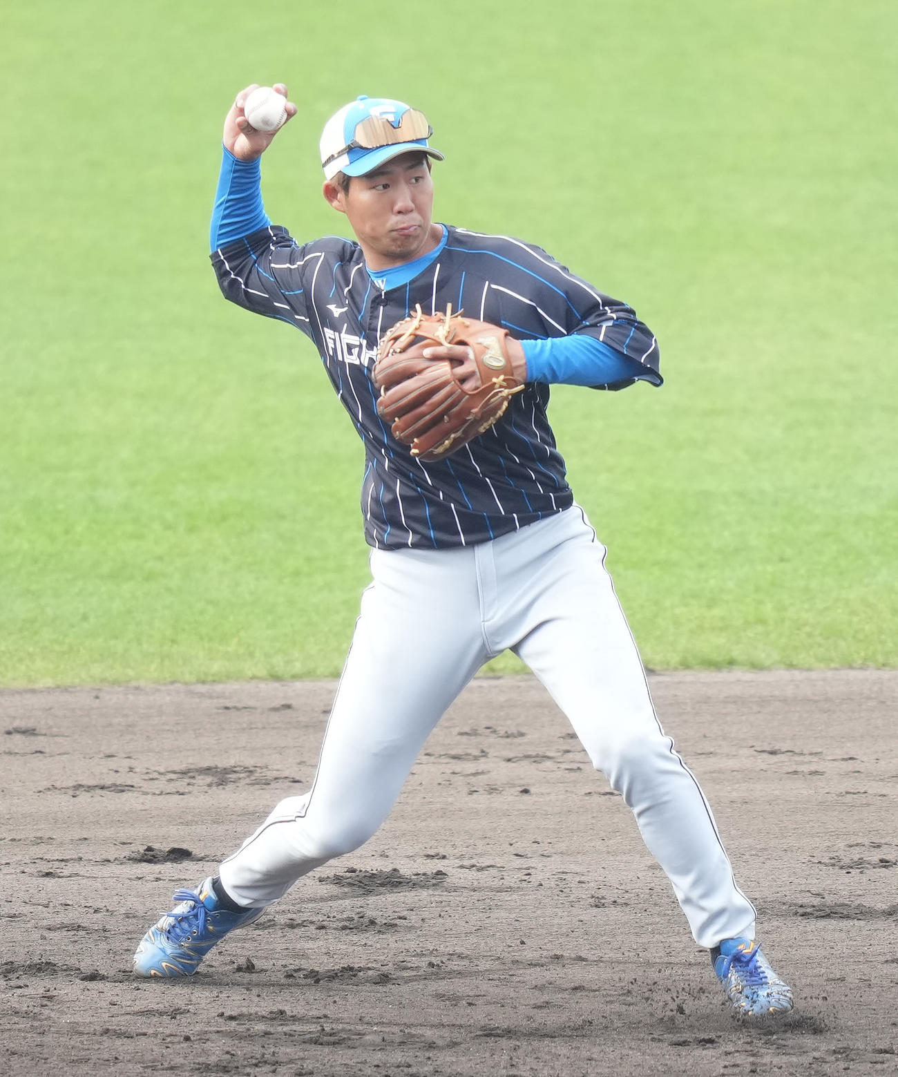 日本ハム春季キャンプ　ノックを受ける難波（2022年2月28日撮影）