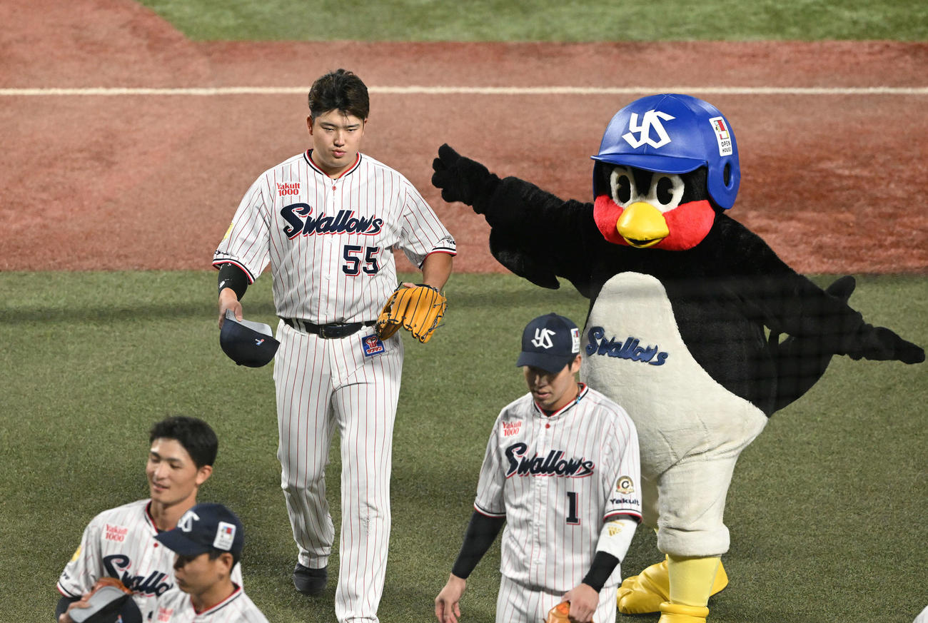 ヤクルト対DeNA　試合前のノックを終えつば九郎とタッチを交わすヤクルト村上（奥）（撮影・滝沢徹郎）