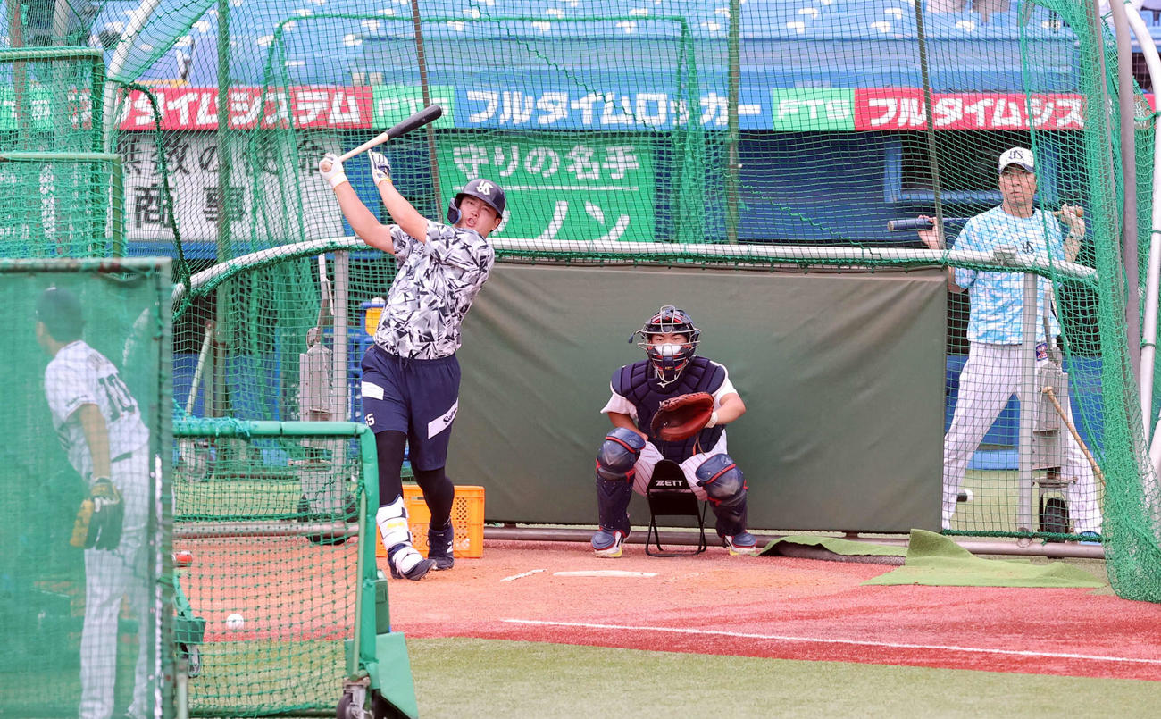 ヤクルト対DeNA　フリー打撃で柵越えするヤクルト村上。右は高津監督（撮影・浅見桂子）