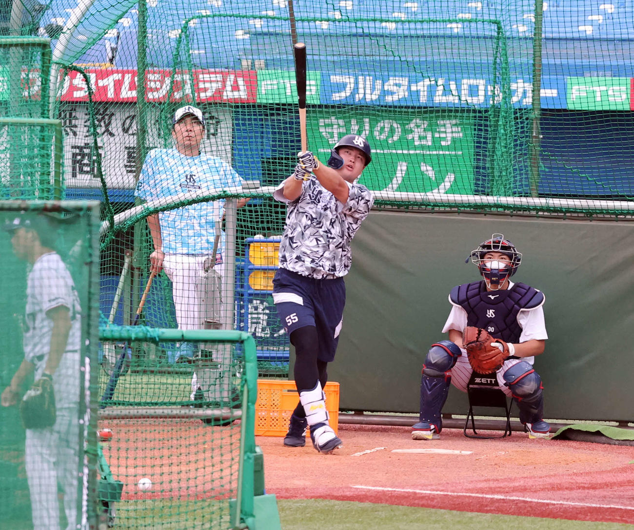 ヤクルト対DeNA　フリー打撃で柵越えするヤクルト村上。奥は高津監督（撮影・浅見桂子）