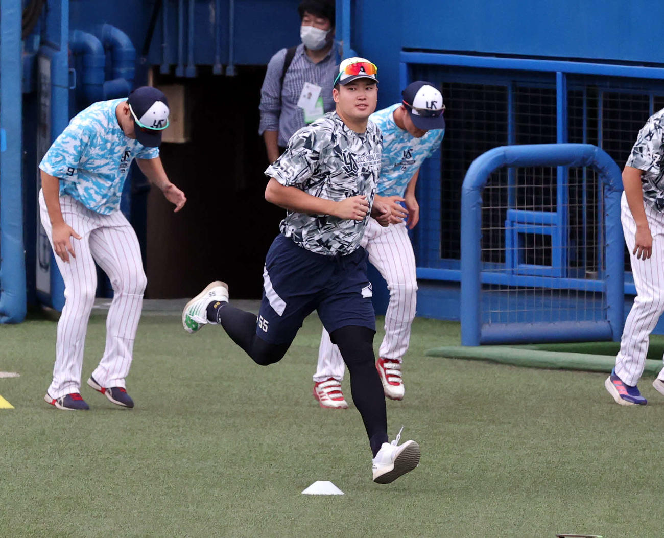 ヤクルト対DeNA　ウォームアップするヤクルト村上（撮影・浅見桂子）