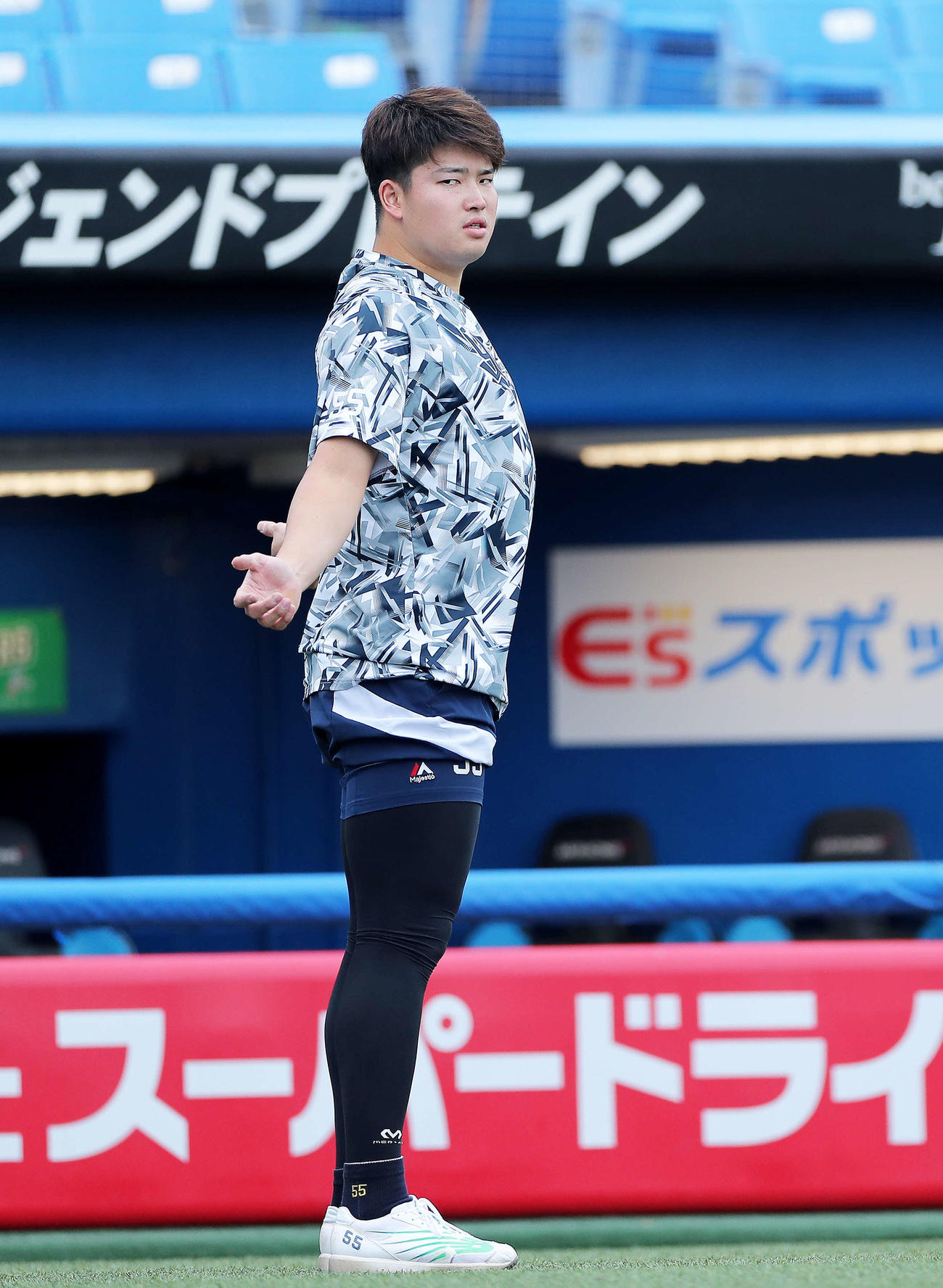 ヤクルト対DeNA　試合前、ウオーミングアップするヤクルト村上（撮影・河田真司）