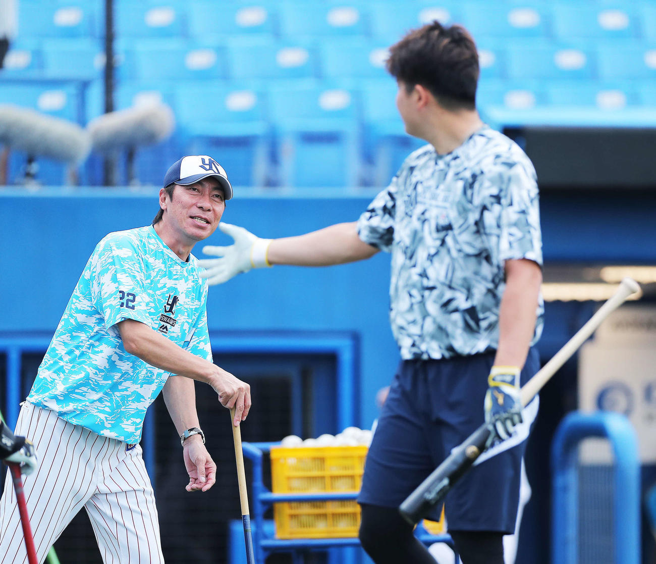 ヤクルト対DeNA　試合前、ヤクルト村上（手前）と言葉を交わす高津監督（撮影・河田真司）