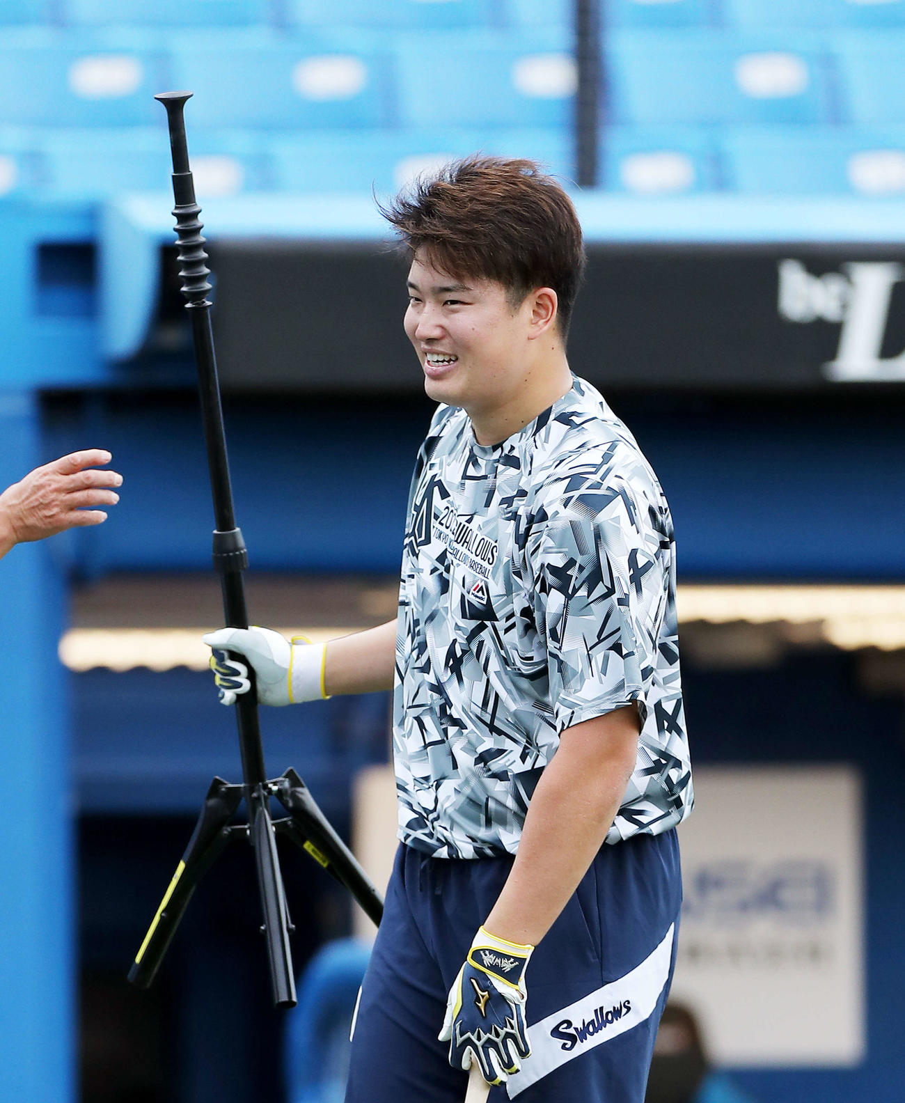 ヤクルト対DeNA　試合前、笑顔を見せるヤクルト村上（撮影・河田真司）